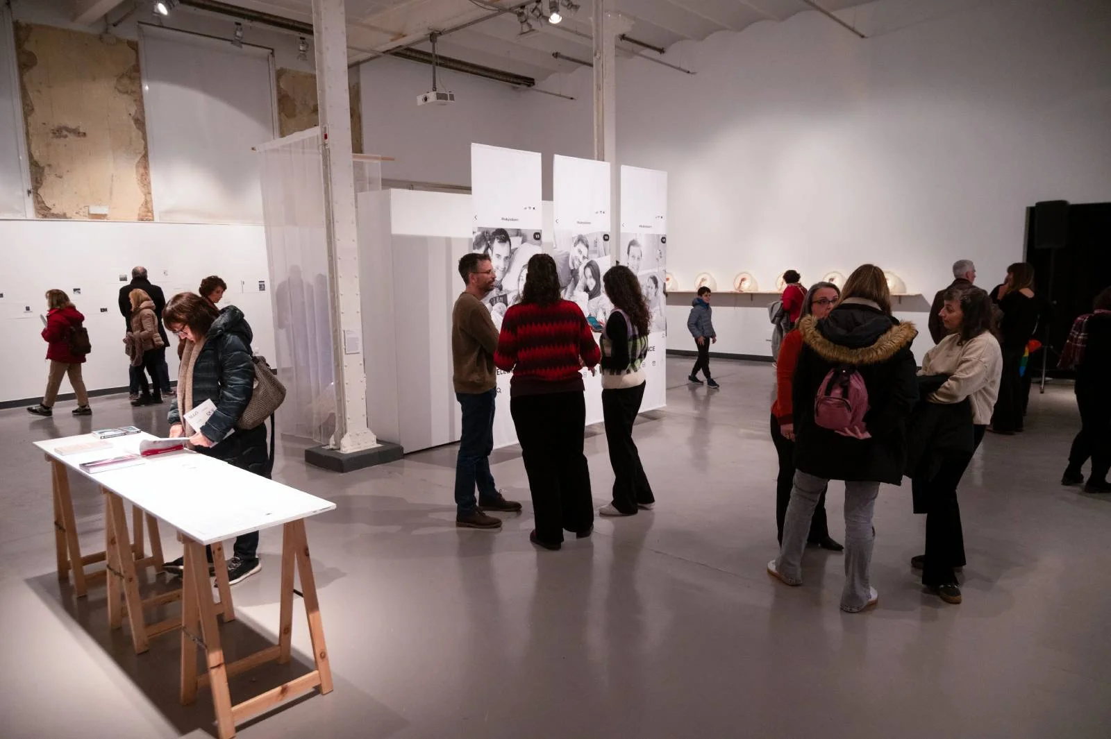 L’exposició reuneix el treball de les artistes Montse Morcate, Mireia Plans, Raquel Luaces i Rebeca Pardo | © Toni Torrillas - Roca Umbert Fàbrica de les Arts