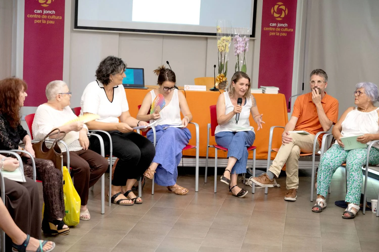 El Cercle de Dones Sàvies presenta el quadern nascut del procés de mediació artística vinculat a l’exposició "Allò que no s’anomena: entre les expectatives i el patiment" | © Toni Torrillas - Roca Umbert Fàbrica de les Arts