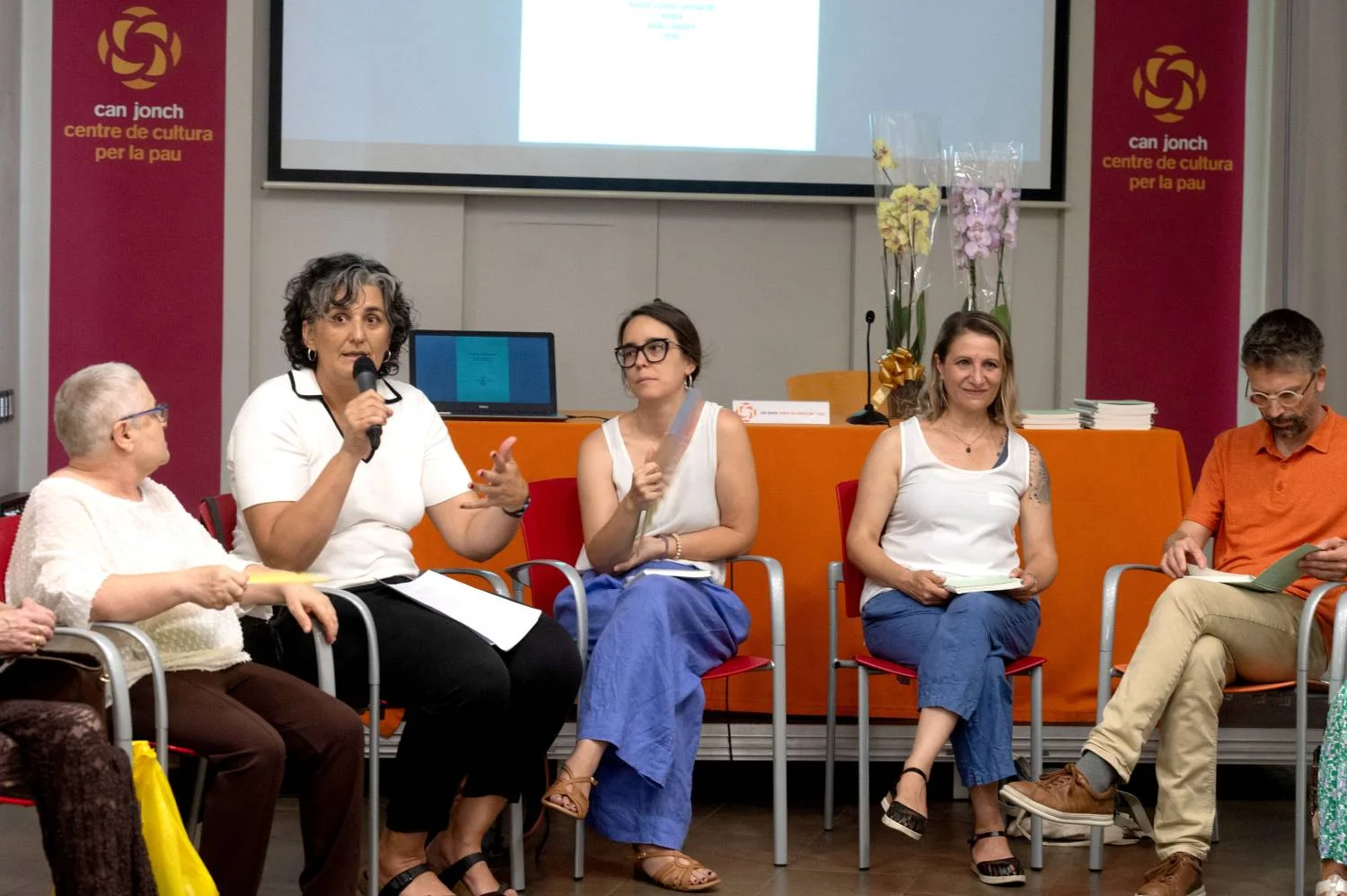 El Cercle de Dones Sàvies presenta el quadern nascut del procés de mediació artística vinculat a l’exposició "Allò que no s’anomena: entre les expectatives i el patiment" | © Toni Torrillas - Roca Umbert Fàbrica de les Arts