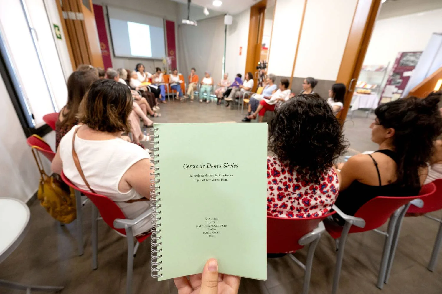 El Cercle de Dones Sàvies presenta el quadern nascut del procés de mediació artística vinculat a l’exposició "Allò que no s’anomena: entre les expectatives i el patiment" | © Toni Torrillas - Roca Umbert Fàbrica de les Arts