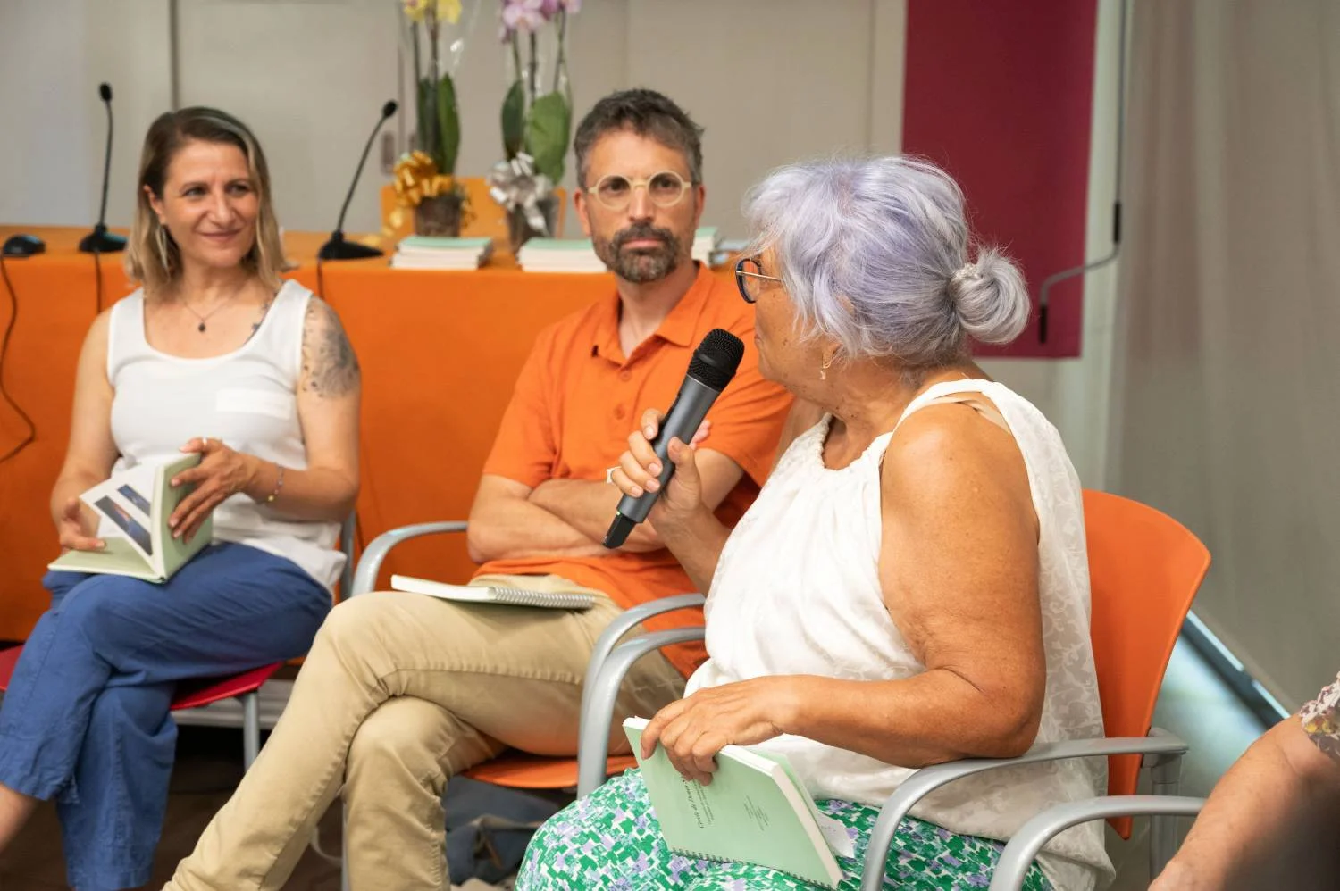 El Cercle de Dones Sàvies presenta el quadern nascut del procés de mediació artística vinculat a l’exposició "Allò que no s’anomena: entre les expectatives i el patiment" | © Toni Torrillas - Roca Umbert Fàbrica de les Arts