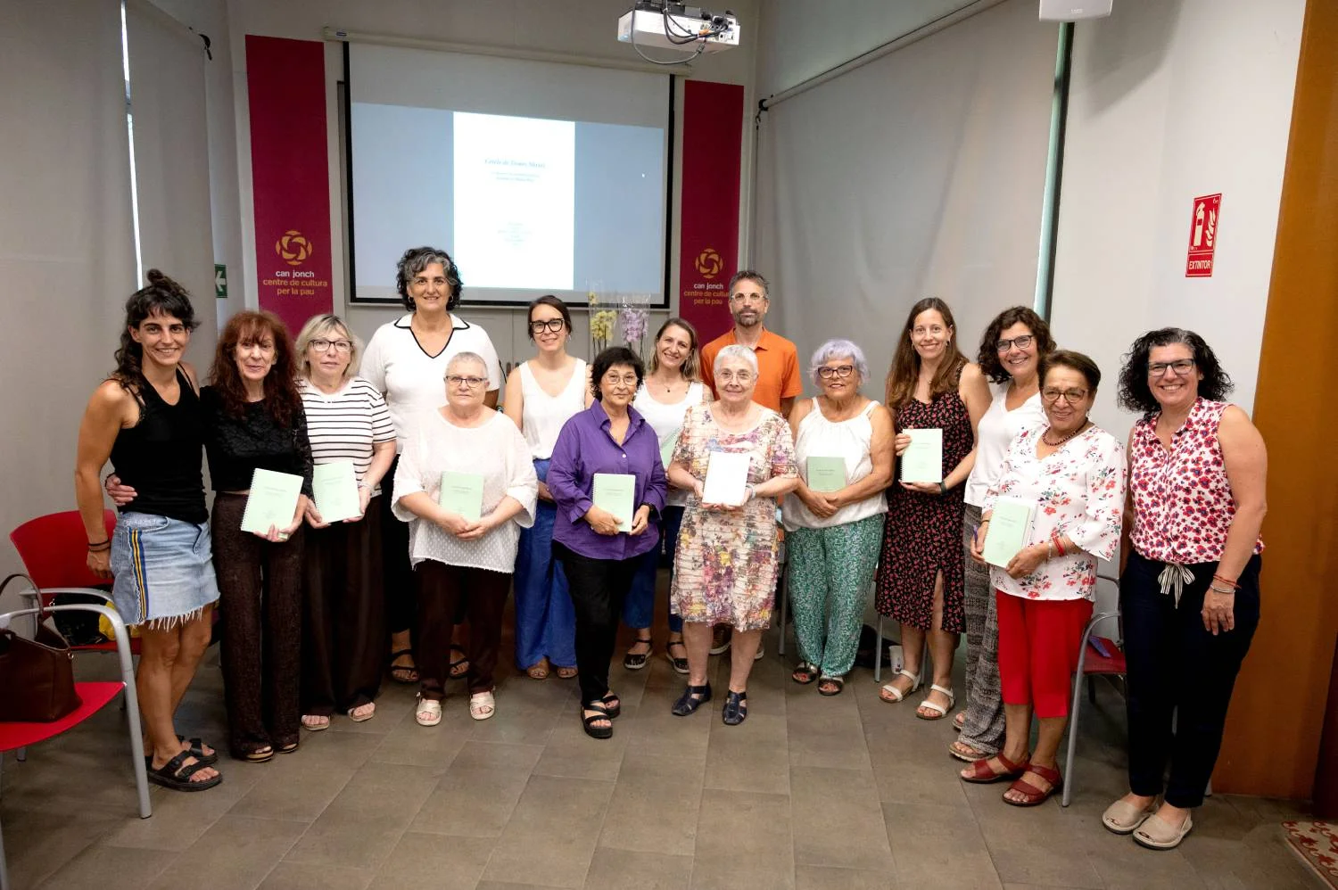 El Cercle de Dones Sàvies presenta el quadern nascut del procés de mediació artística vinculat a l’exposició "Allò que no s’anomena: entre les expectatives i el patiment" | © Toni Torrillas - Roca Umbert Fàbrica de les Arts