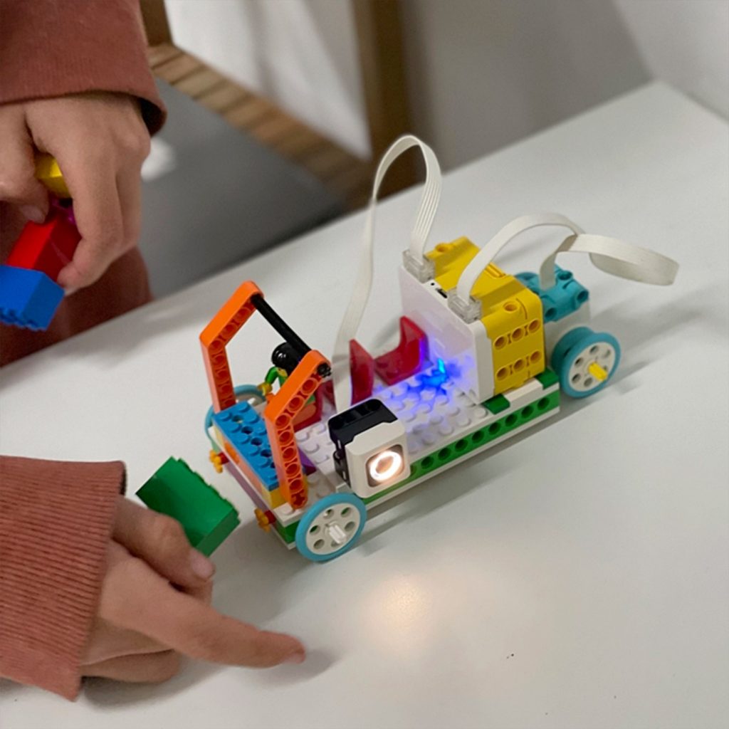 Construeix i programa un robot ballarí amb Lego Spike Prime | © Biblioteques de Granollers