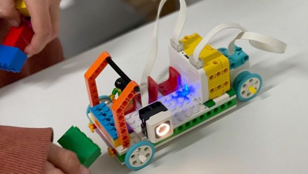 Construeix i programa un robot ballarí amb Lego Spike Prime | © Biblioteques de Granollers