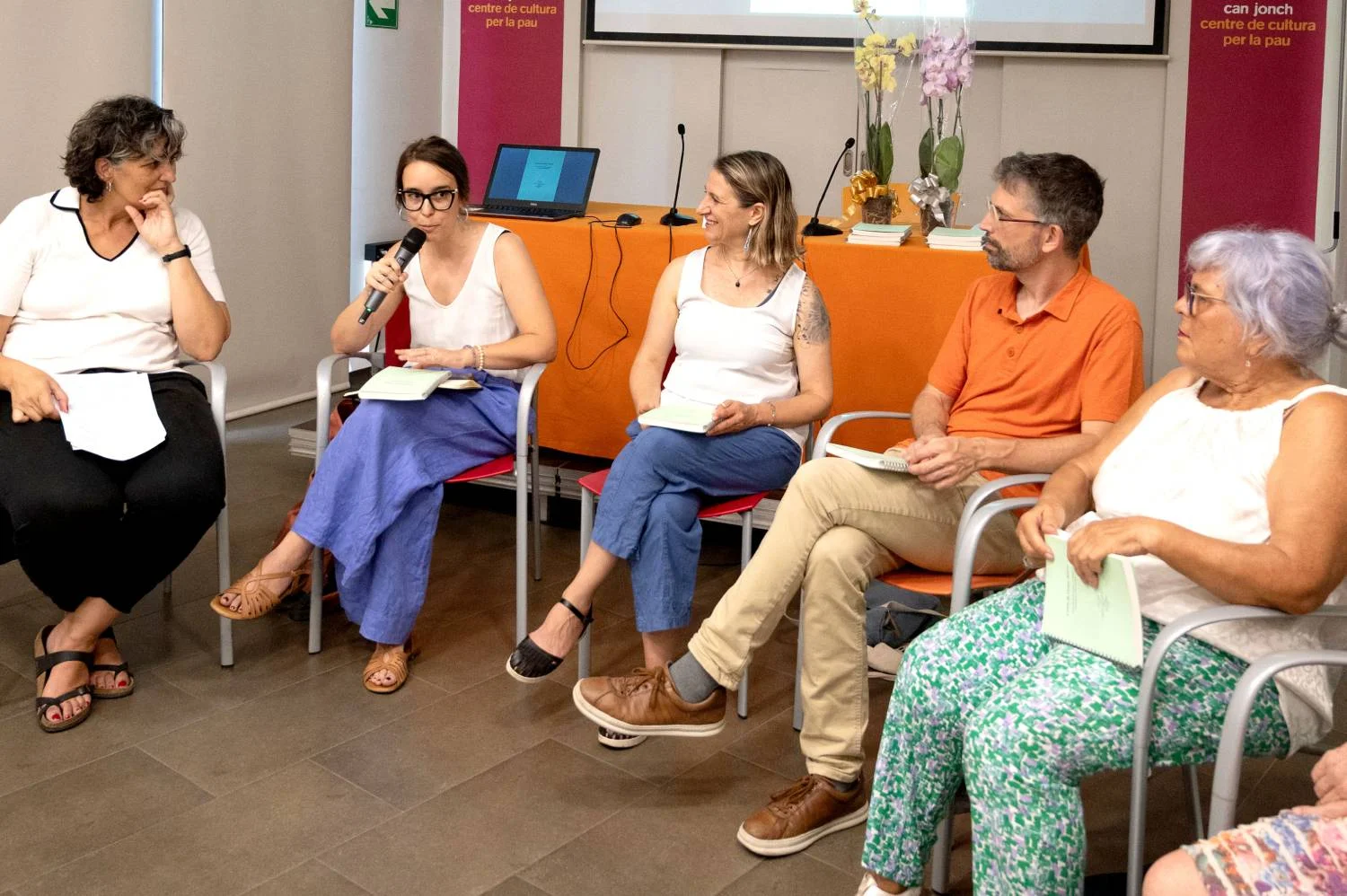 El Cercle de Dones Sàvies presenta el quadern nascut del procés de mediació artística vinculat a l’exposició "Allò que no s’anomena: entre les expectatives i el patiment" | © Toni Torrillas - Roca Umbert Fàbrica de les Arts