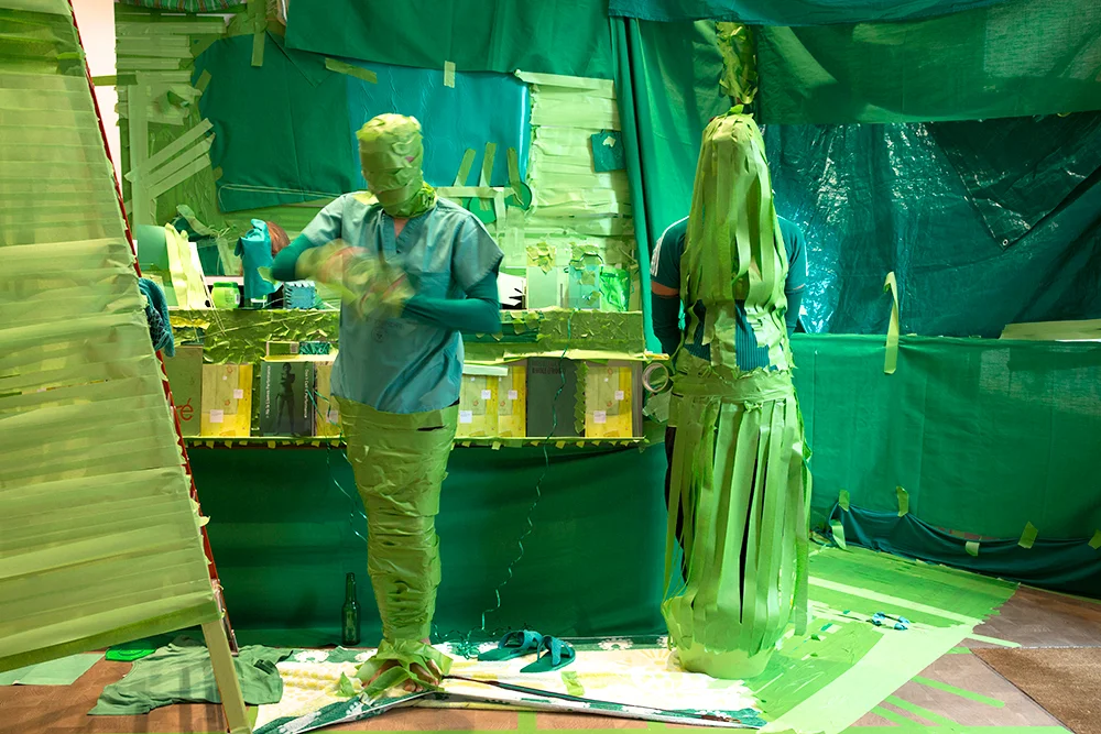 e-, performance a The Drawing Center NYC, 2015, Nicolás Dumit-Estévez i Laia Solé | © Thelma García