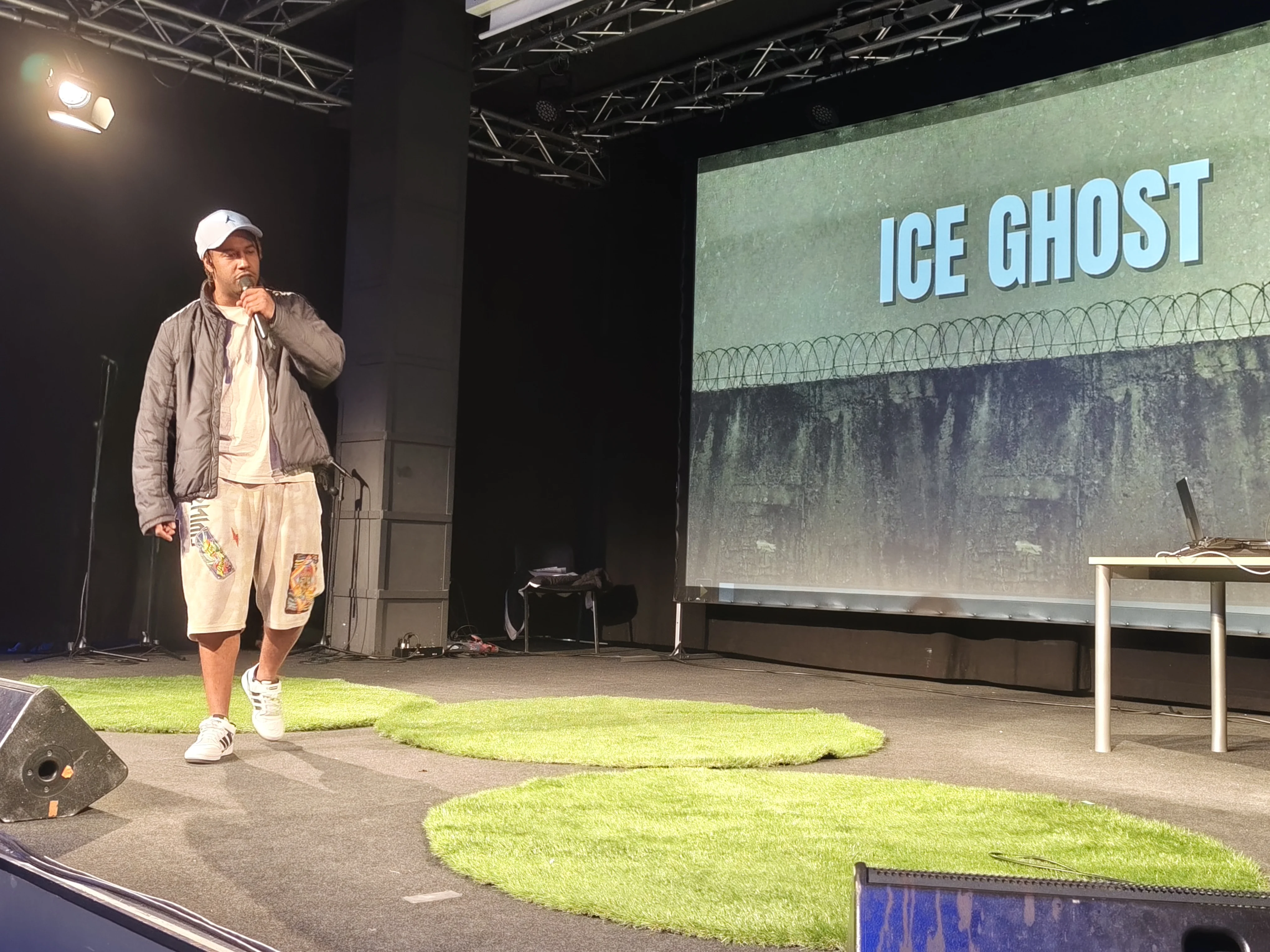 La Sala Nau B1 acull la gala final del concurs ENTREMU(R)SICS, organitzat pel Centre Penitenciari de Joves | © Roca Umbert Fàbrica de les Arts