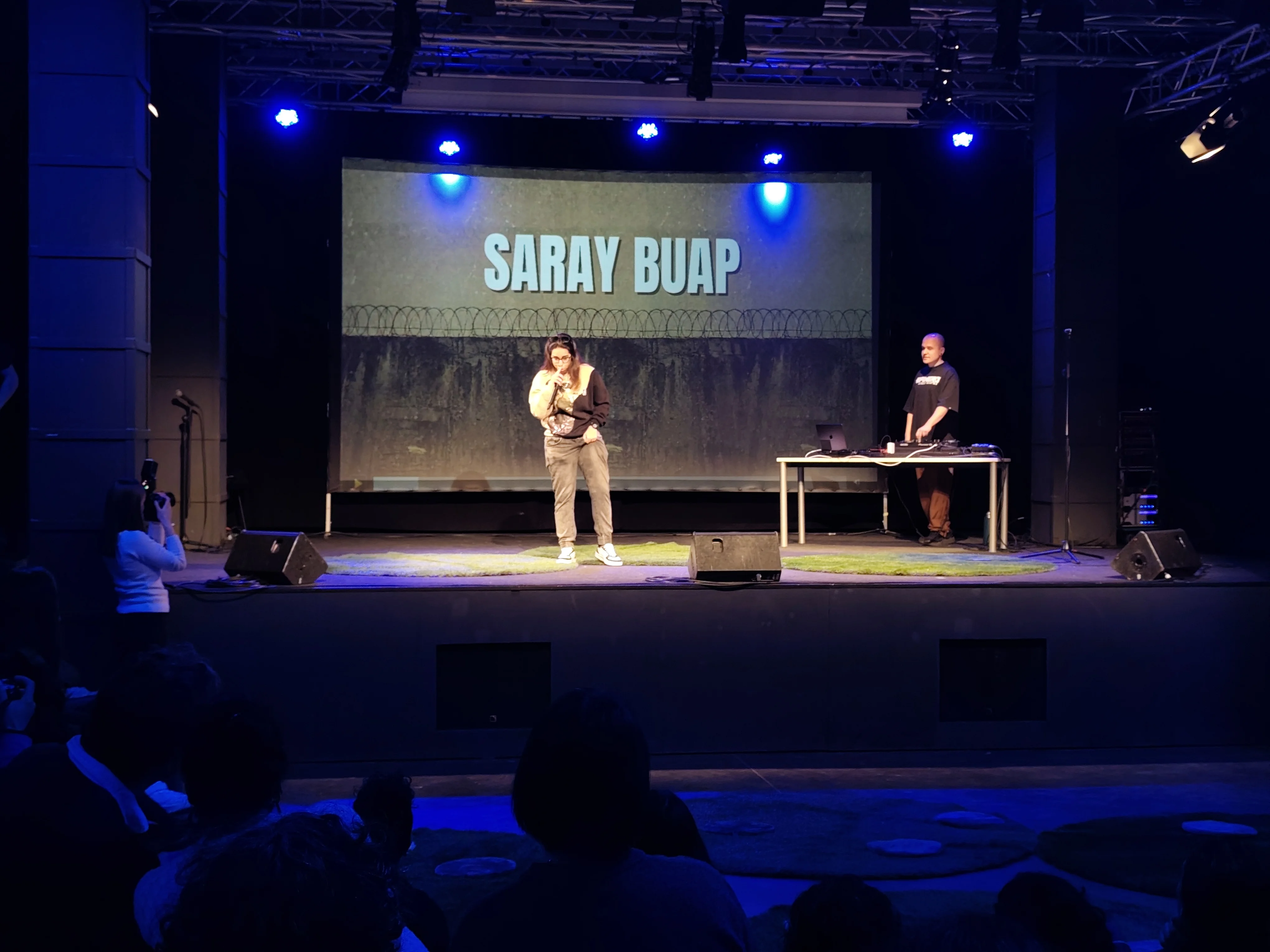 La Sala Nau B1 acull la gala final del concurs ENTREMU(R)SICS, organitzat pel Centre Penitenciari de Joves | © Roca Umbert Fàbrica de les Arts