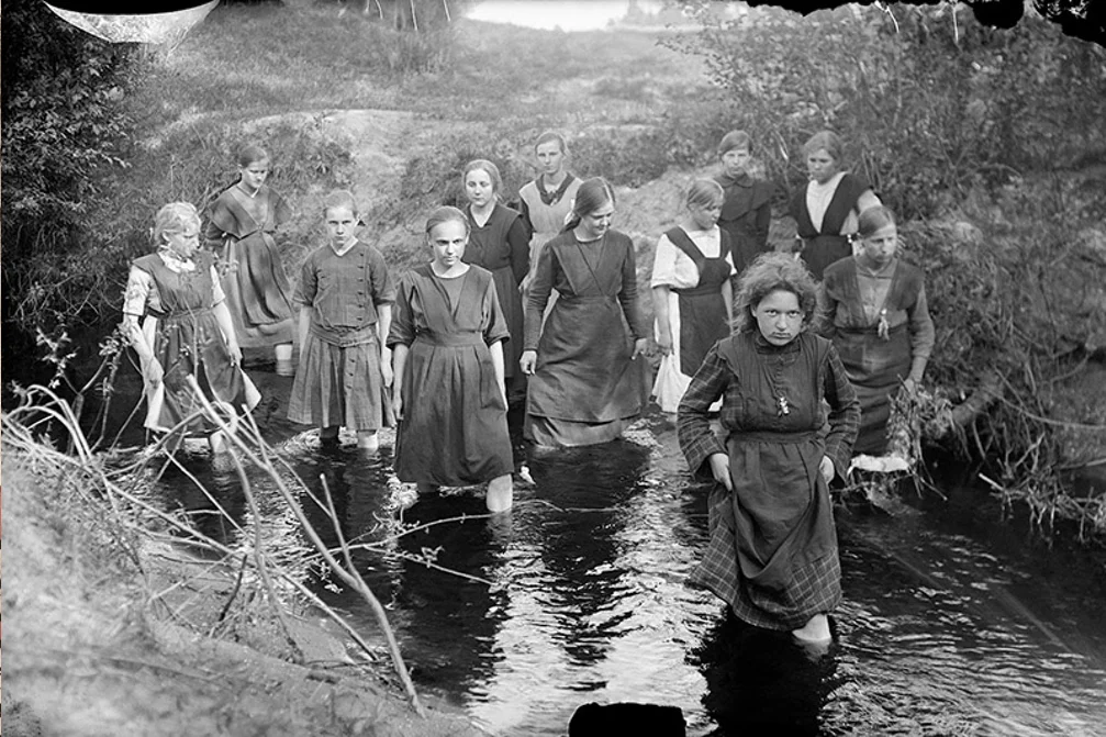 ‘Stren?u Foto darbn?ca, “Women walking on water with raised skirts”, 1920s–1930s.’
